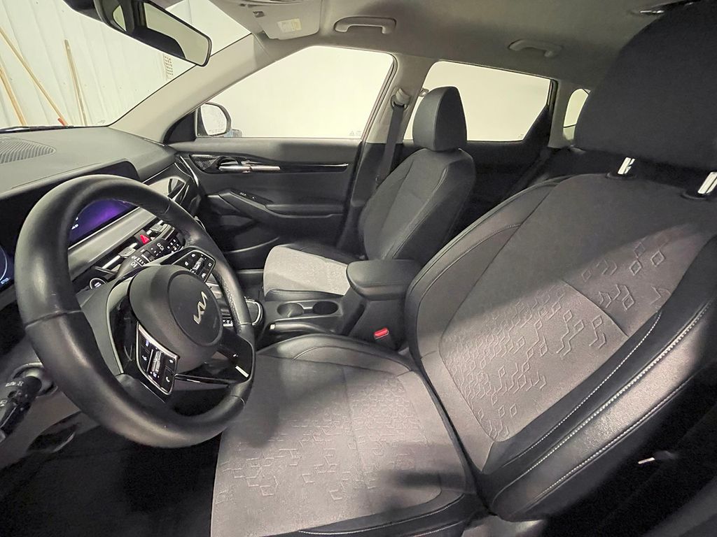 2024 Kia Seltos S photo 2