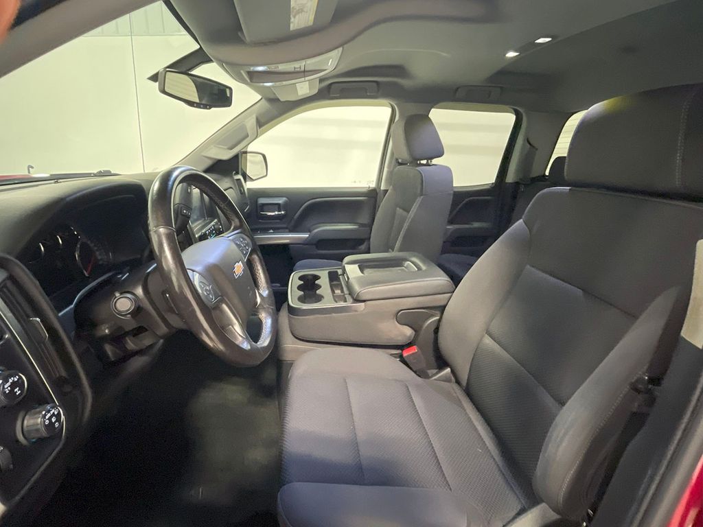 2018 Chevrolet Silverado 1500 LT photo 2