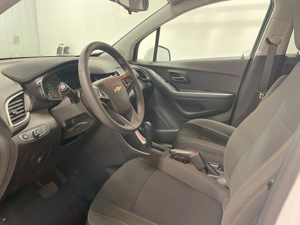 2022 Chevrolet Trax LS photo 2