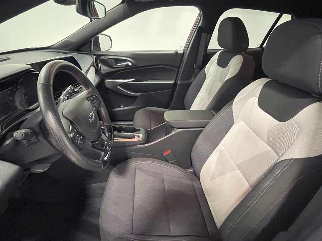 2024 Chevrolet Trax photo 2