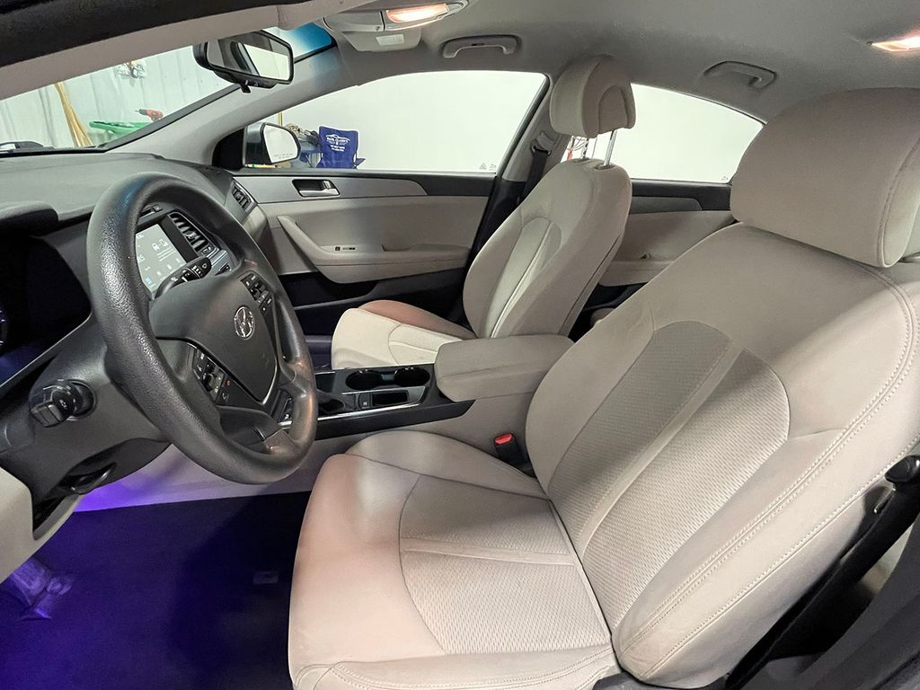 2017 Hyundai Sonata SE photo 2