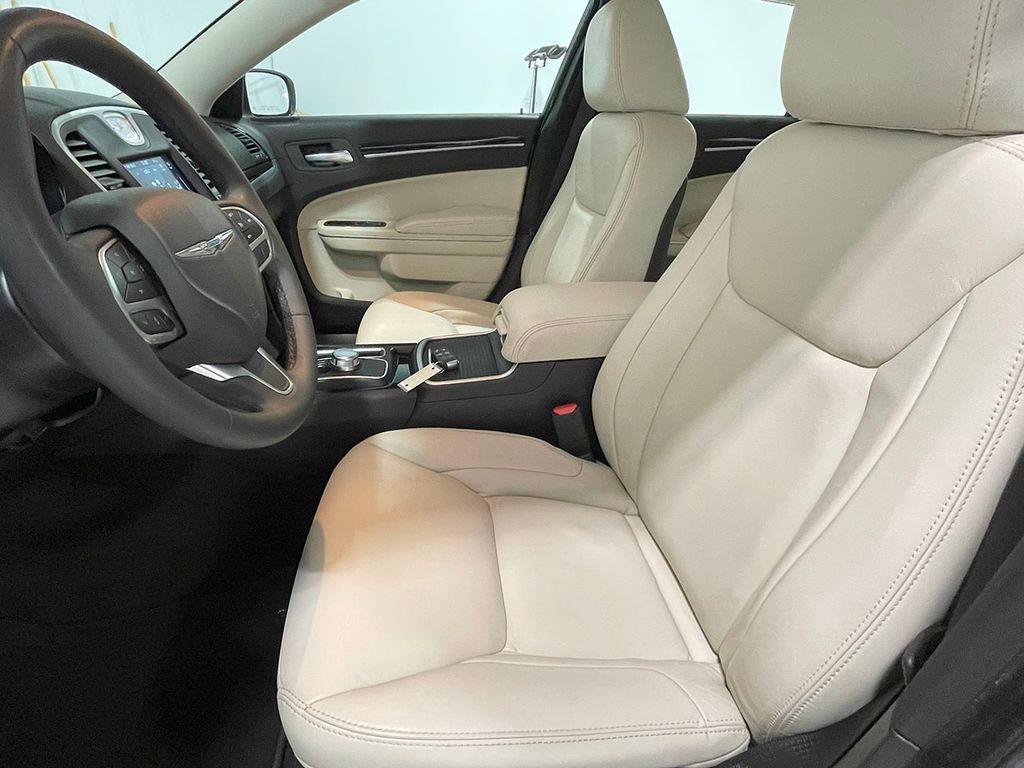 2023 Chrysler 300 Touring L photo 2