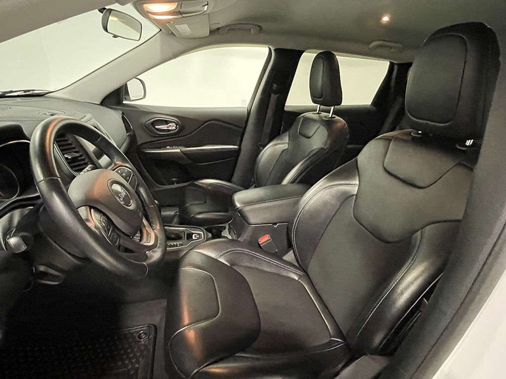 2020 Jeep Cherokee Latitude photo 2