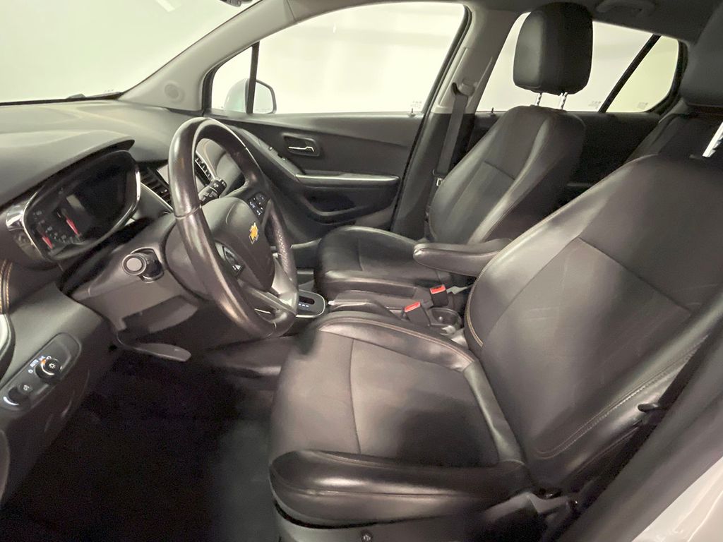 2022 Chevrolet Trax LT photo 2