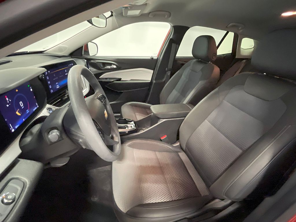 2024 Chevrolet Trax LT photo 2