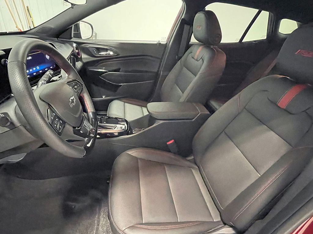2025 Chevrolet Trax photo 2