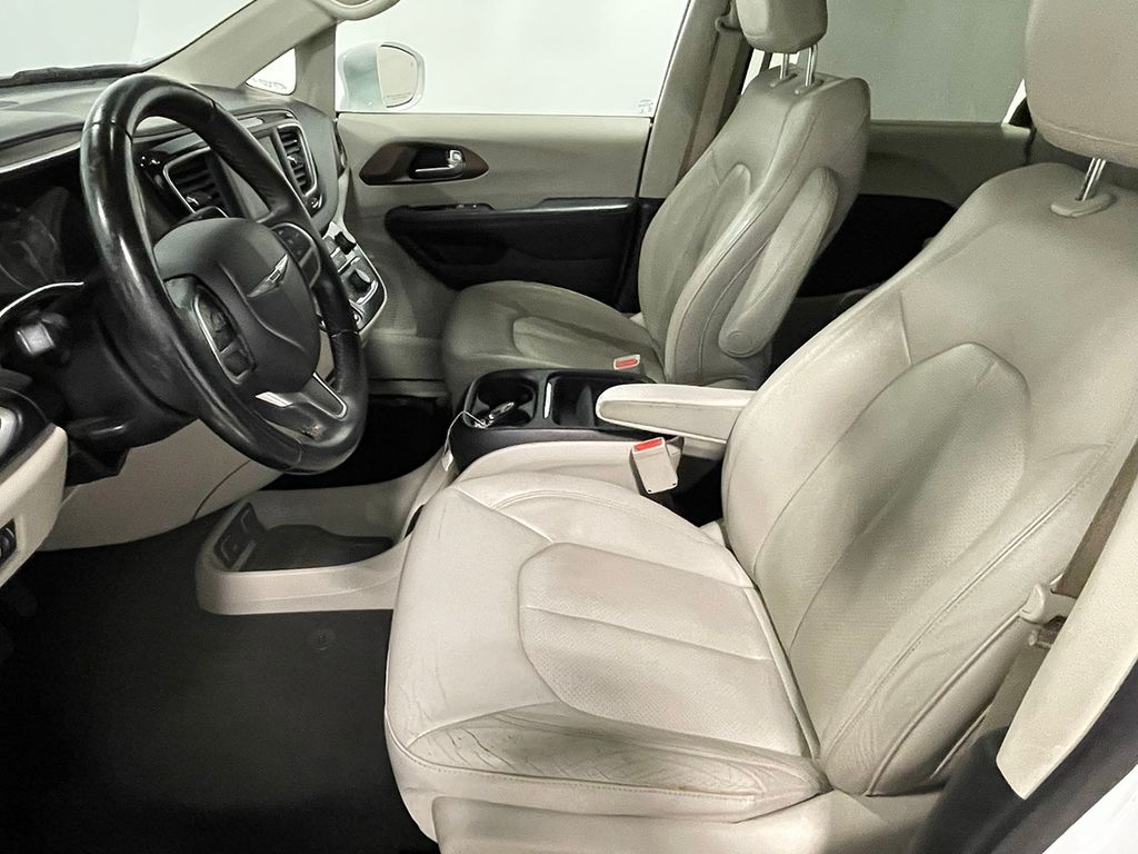 2018 Chrysler Pacifica Touring L photo 2