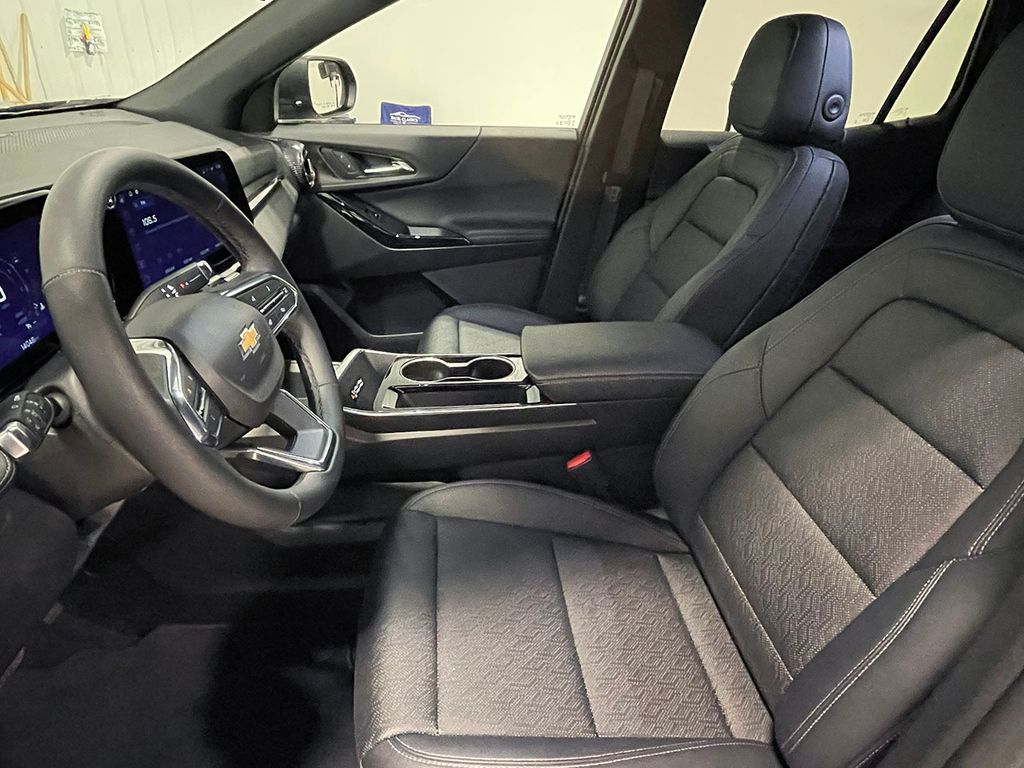 2025 Chevrolet Equinox LT photo 2