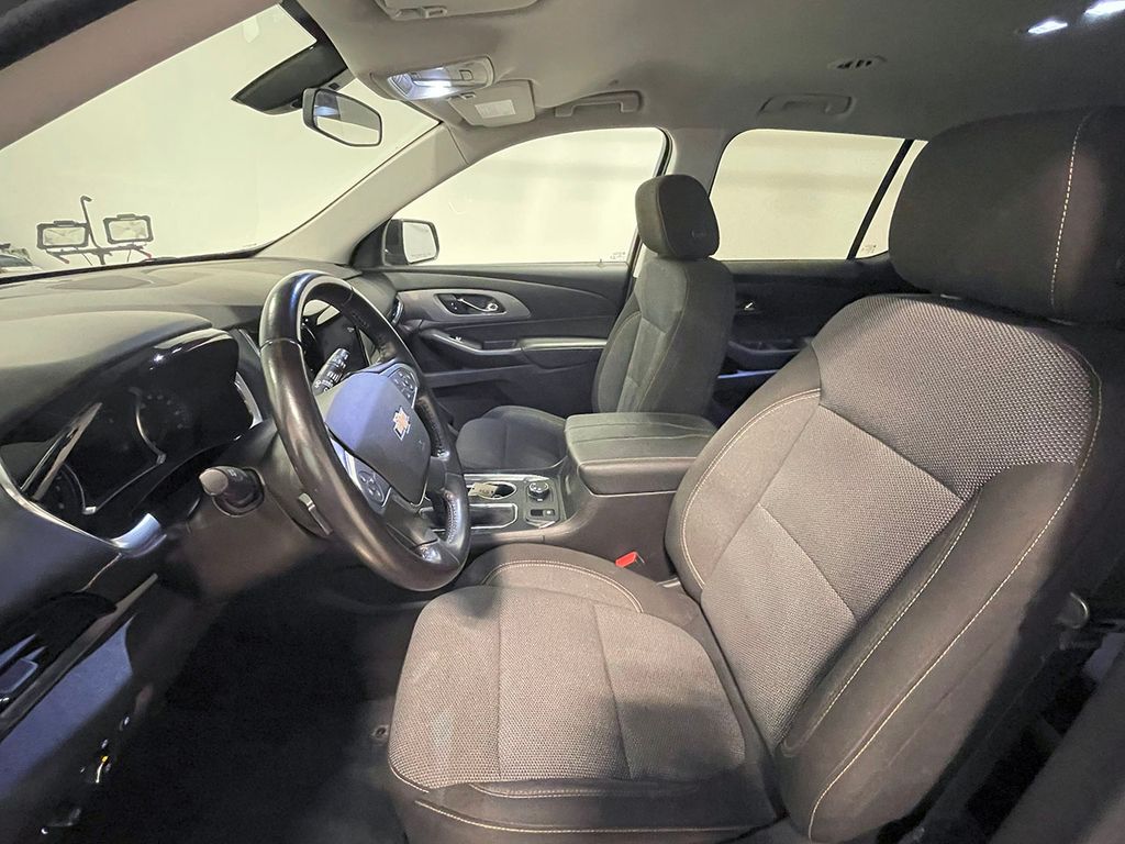 2021 Chevrolet Traverse photo 2