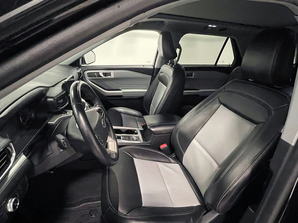 2022 Ford Explorer XLT photo 2