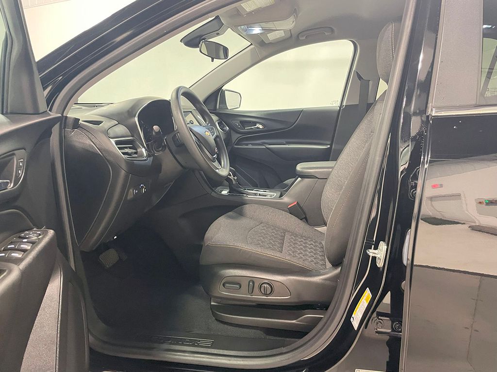 2022 Chevrolet Equinox LT photo 2