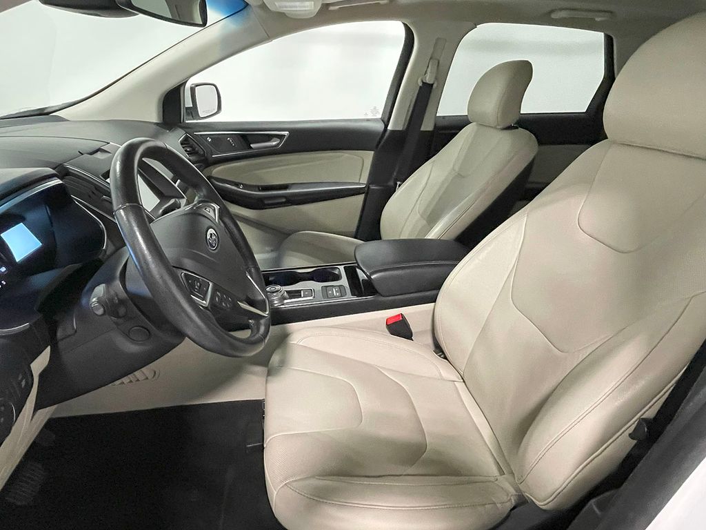 2019 Ford Edge Titanium photo 2