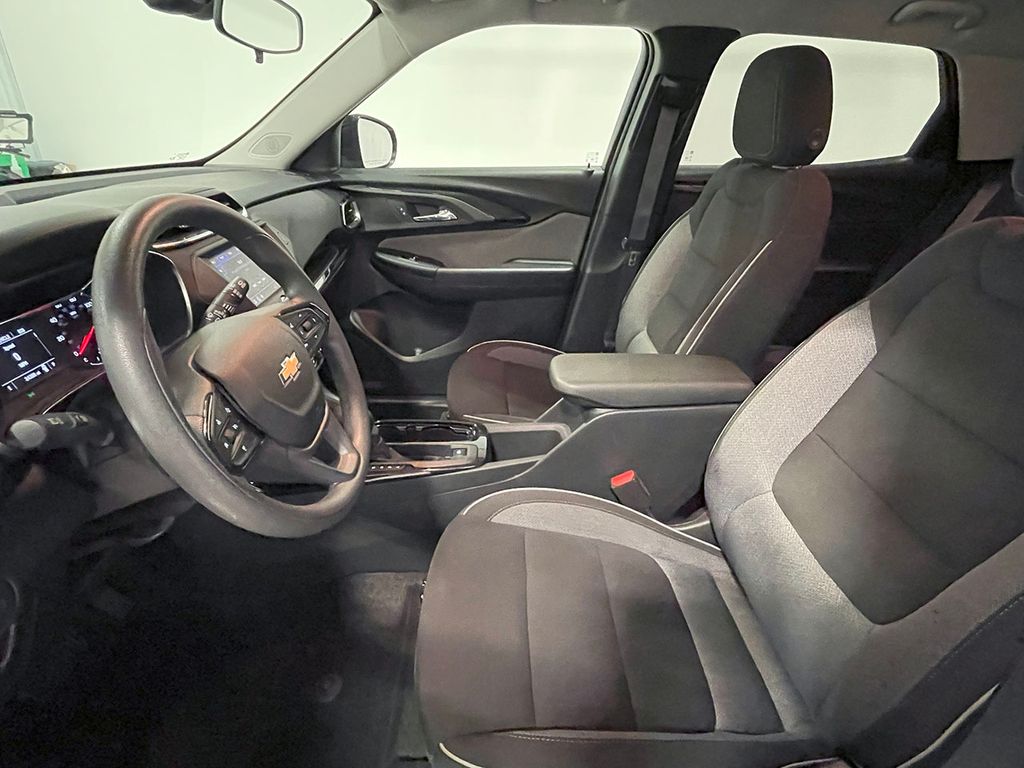 2023 Chevrolet Trailblazer LT photo 2