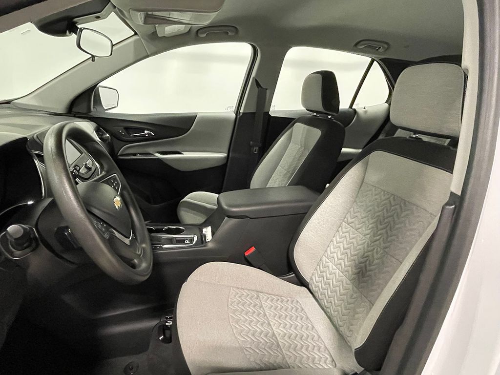 2023 Chevrolet Equinox LS photo 2