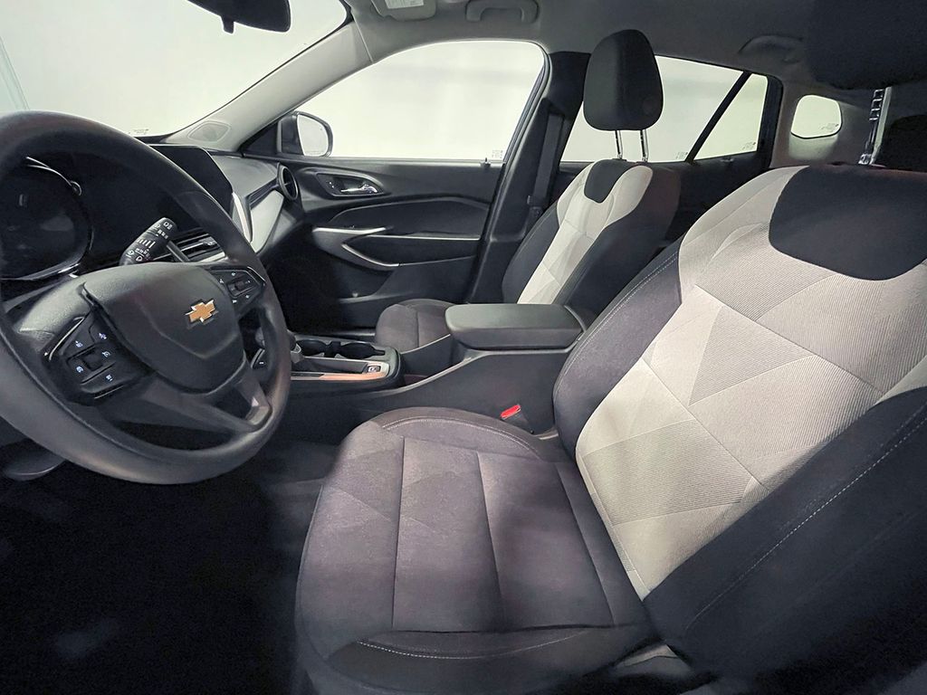 2024 Chevrolet Trax LS photo 2