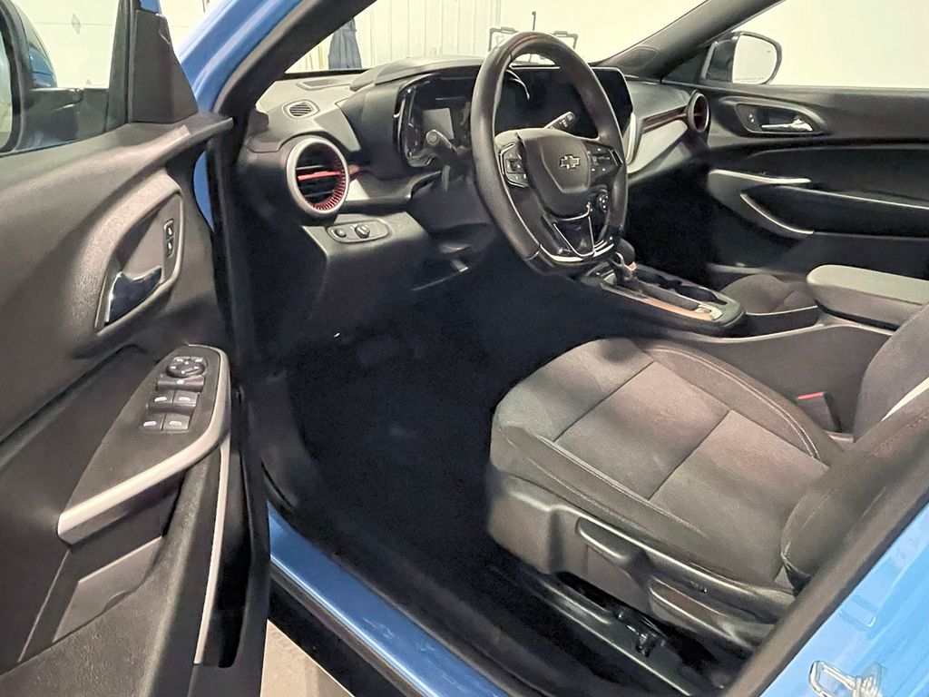 2024 Chevrolet Trax photo 2