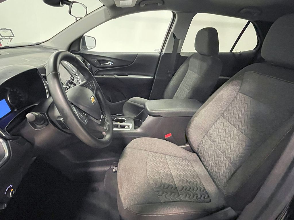 2023 Chevrolet Equinox LT photo 2