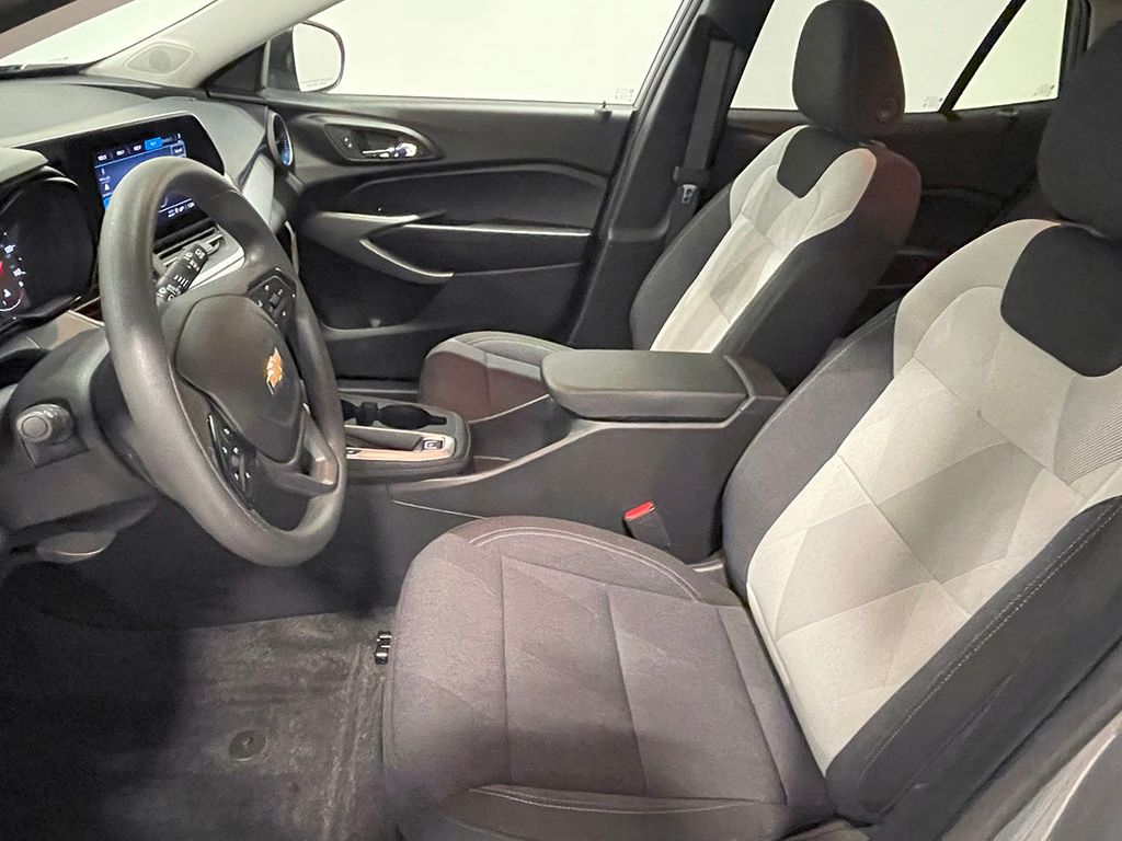 2024 Chevrolet Trax LS photo 2
