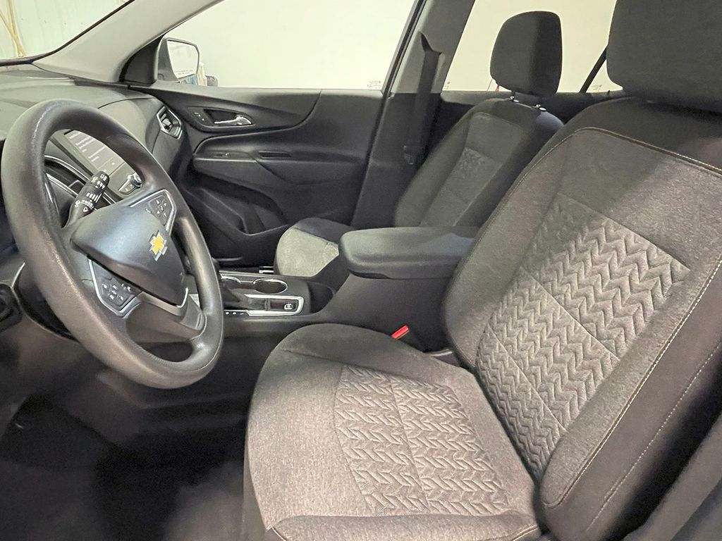 2022 Chevrolet Equinox LT photo 2