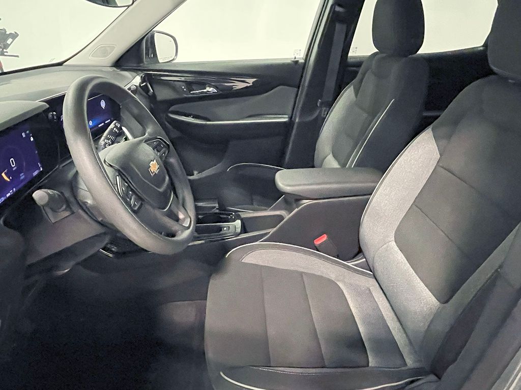 2025 Chevrolet Trailblazer LS photo 2