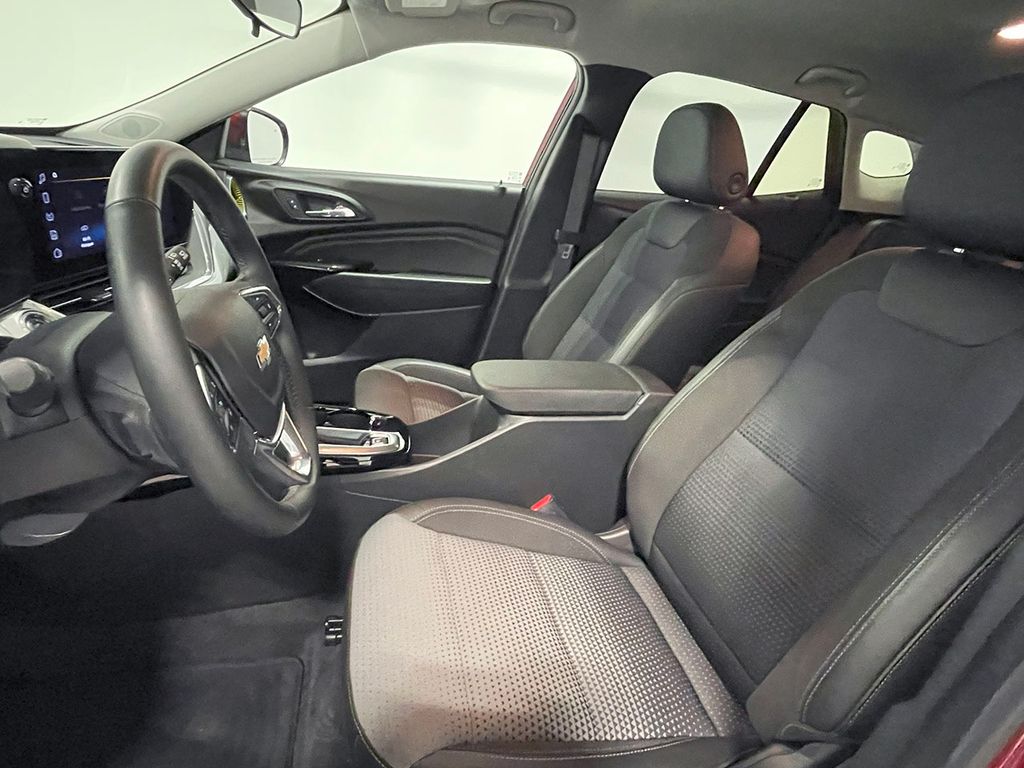 2024 Chevrolet Trax LT photo 2