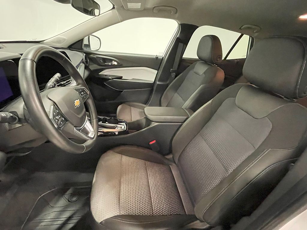 2024 Chevrolet Trax LT photo 2