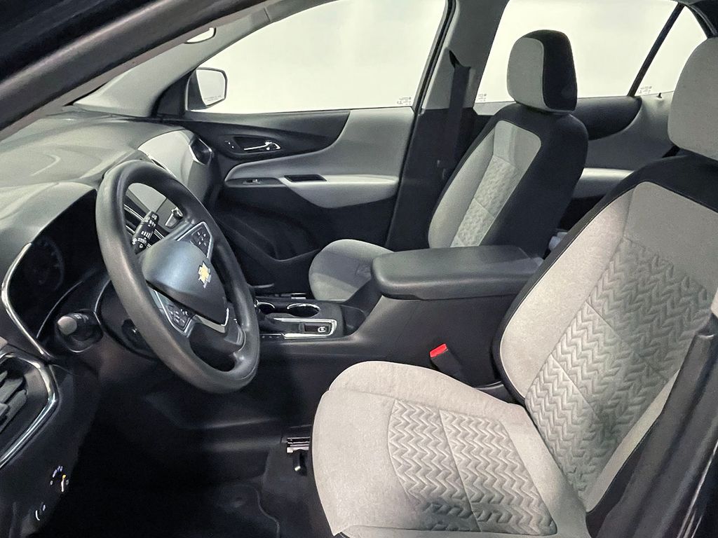 2022 Chevrolet Equinox LS photo 2