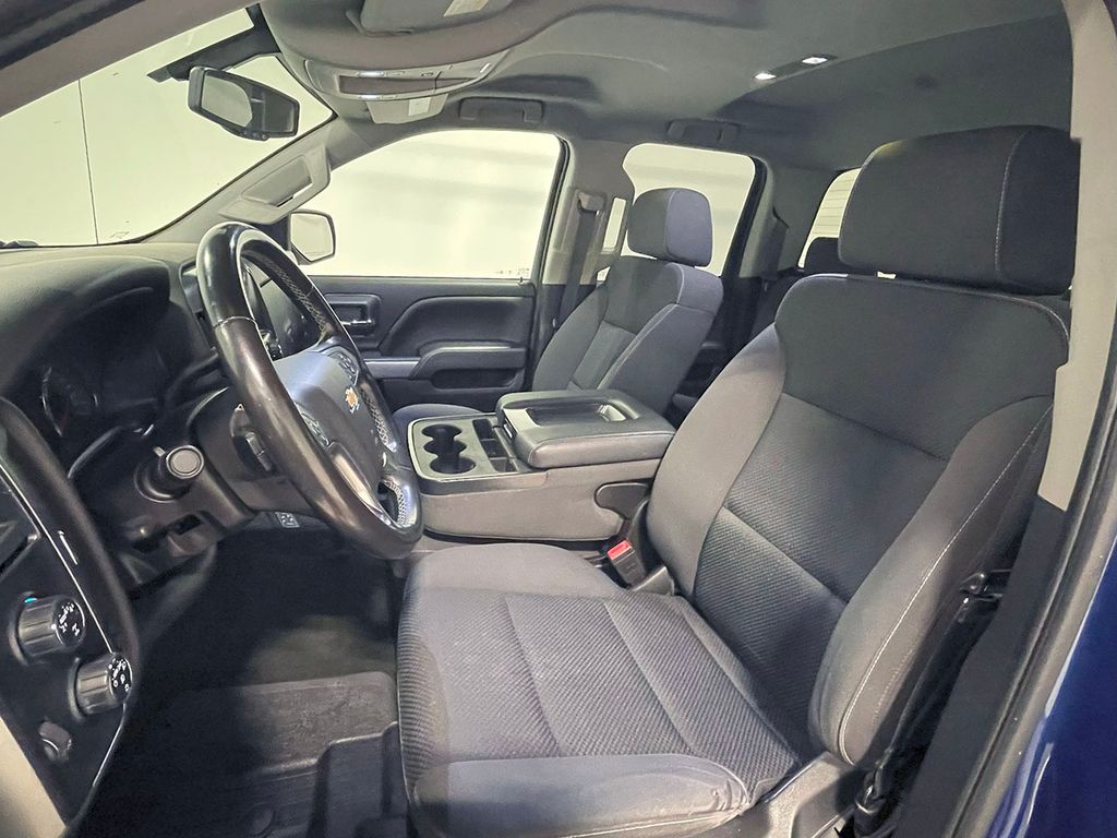 2018 Chevrolet Silverado 1500 LT photo 2