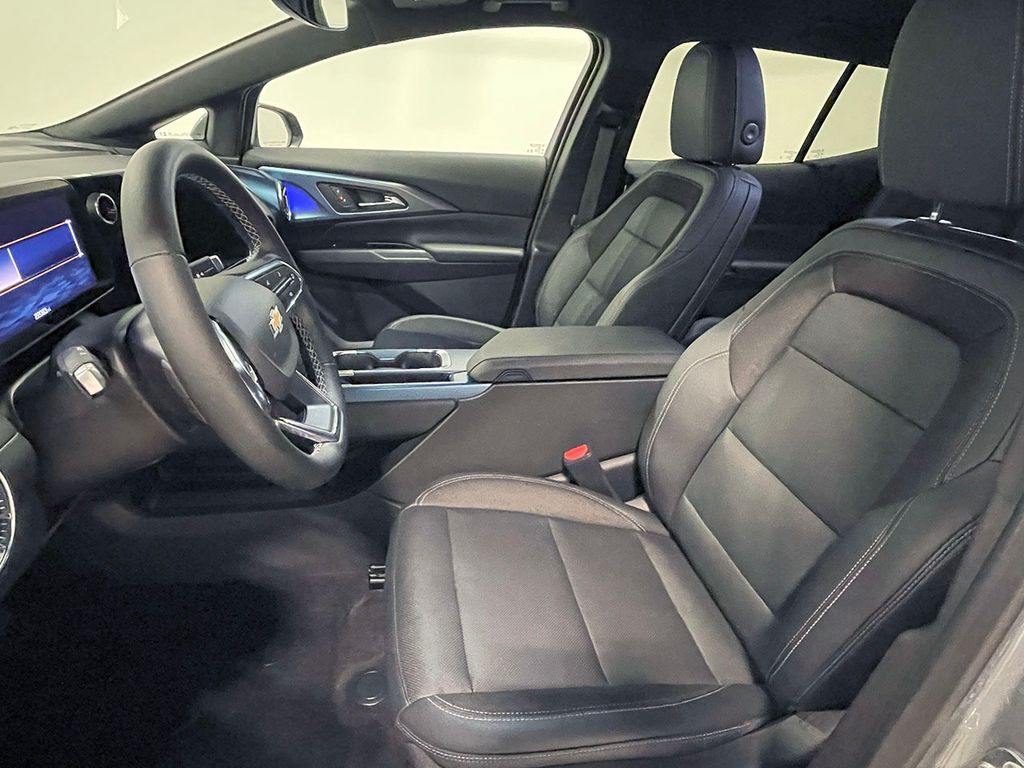 2024 Chevrolet Equinox EV 1LT photo 2