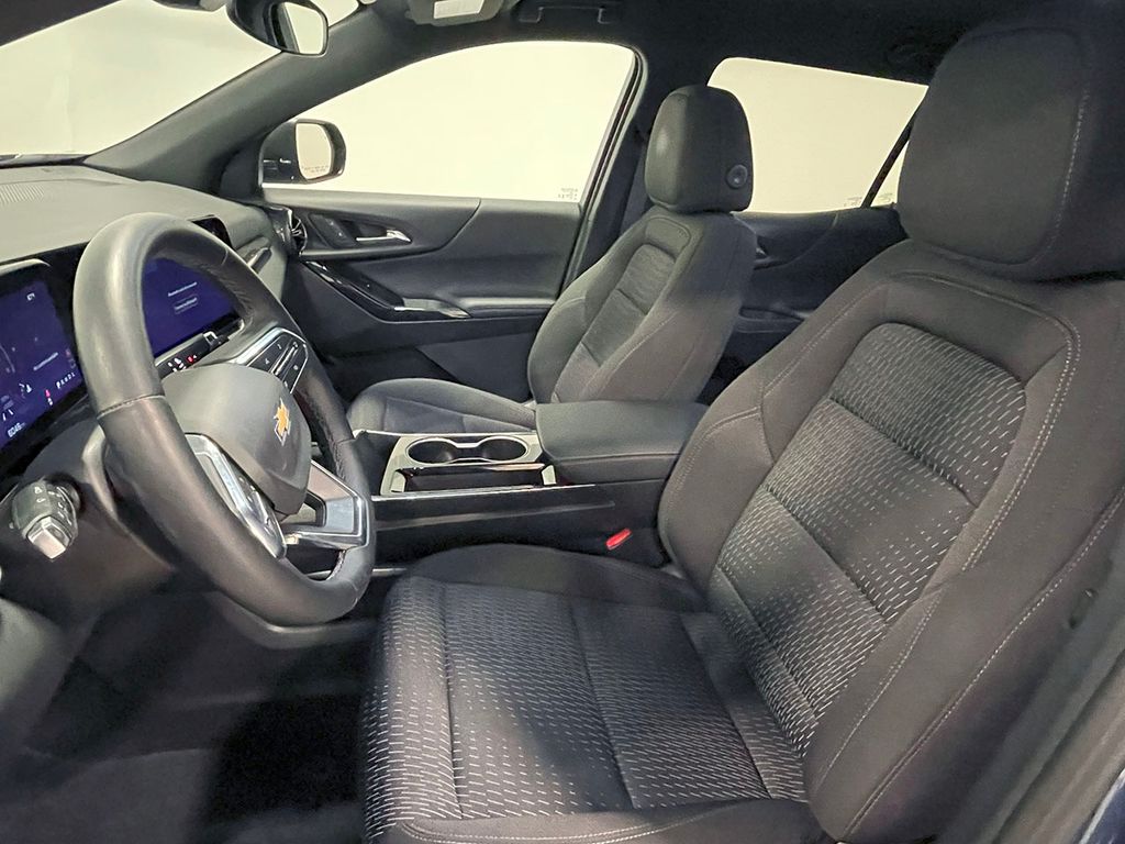 2025 Chevrolet Equinox LT photo 2