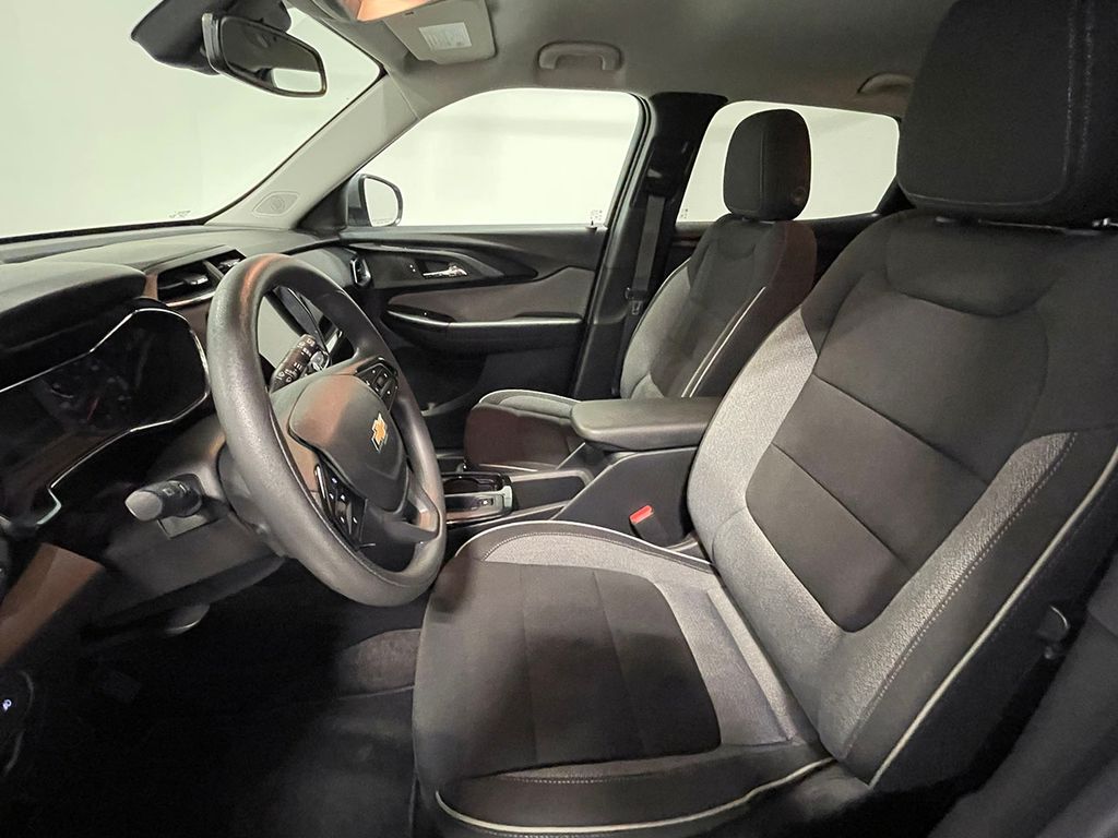2023 Chevrolet Trailblazer LT photo 2