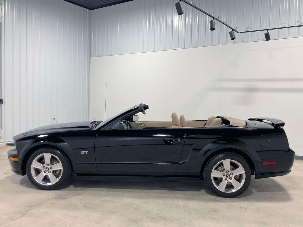 2006 Ford Mustang Convertible photo 2