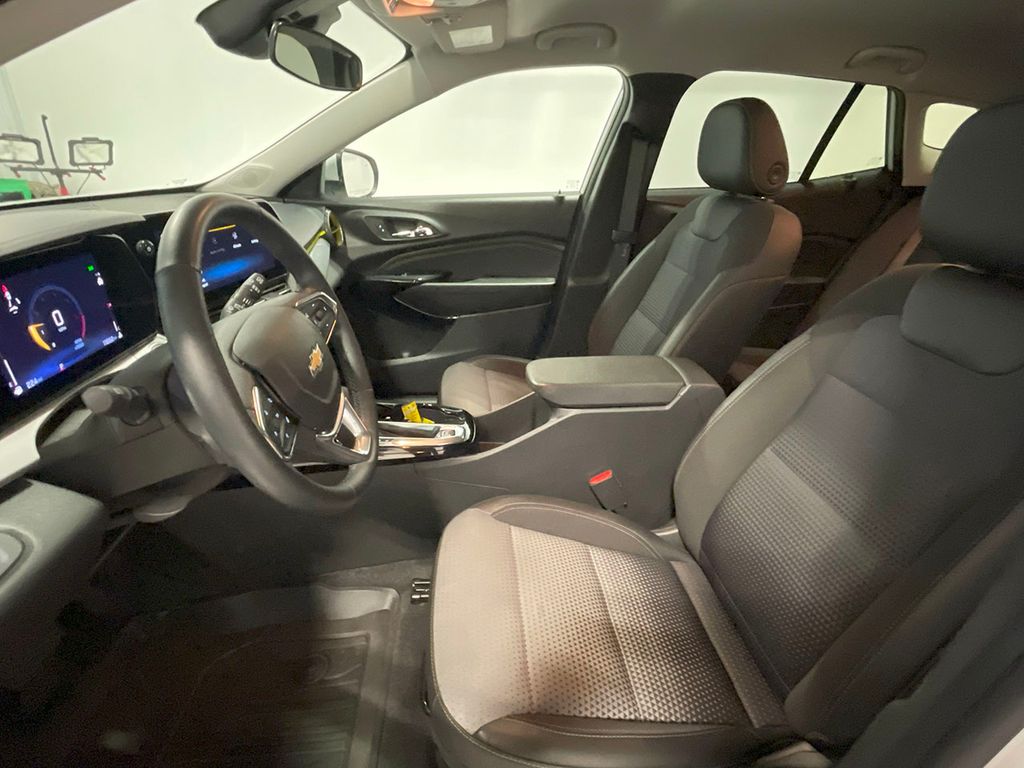 2024 Chevrolet Trax LT photo 2
