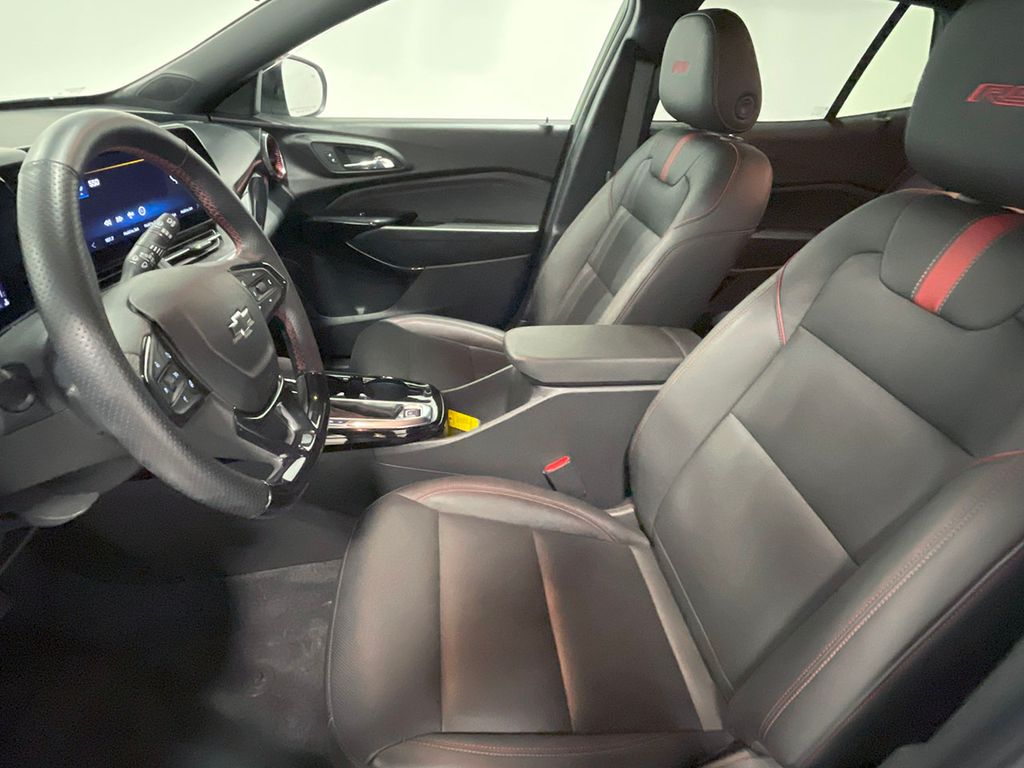 2024 Chevrolet Trax photo 2
