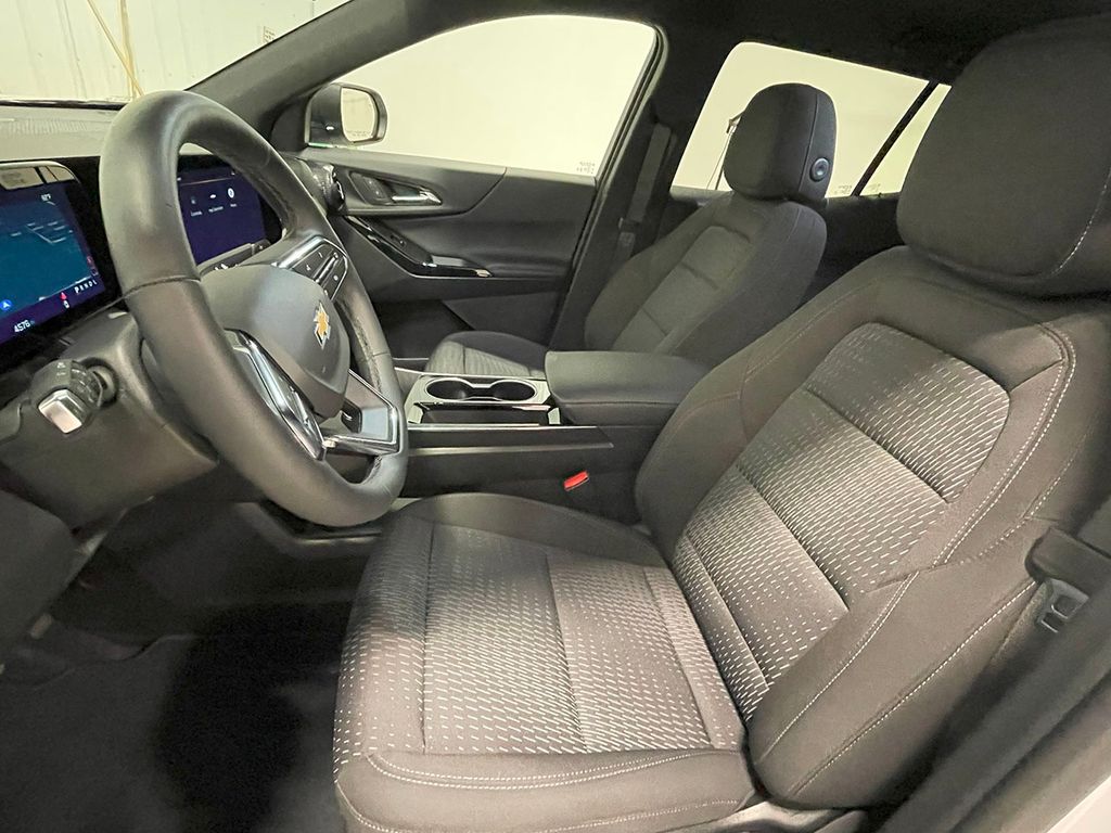 2025 Chevrolet Equinox LT photo 2