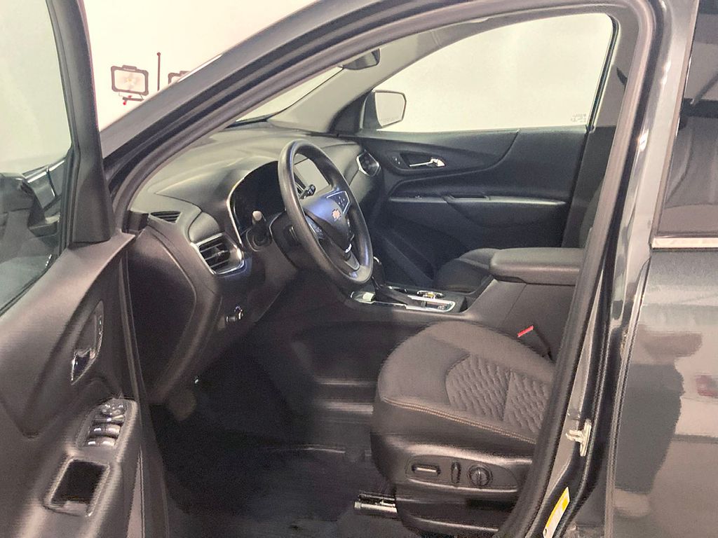 2020 Chevrolet Equinox LT photo 2