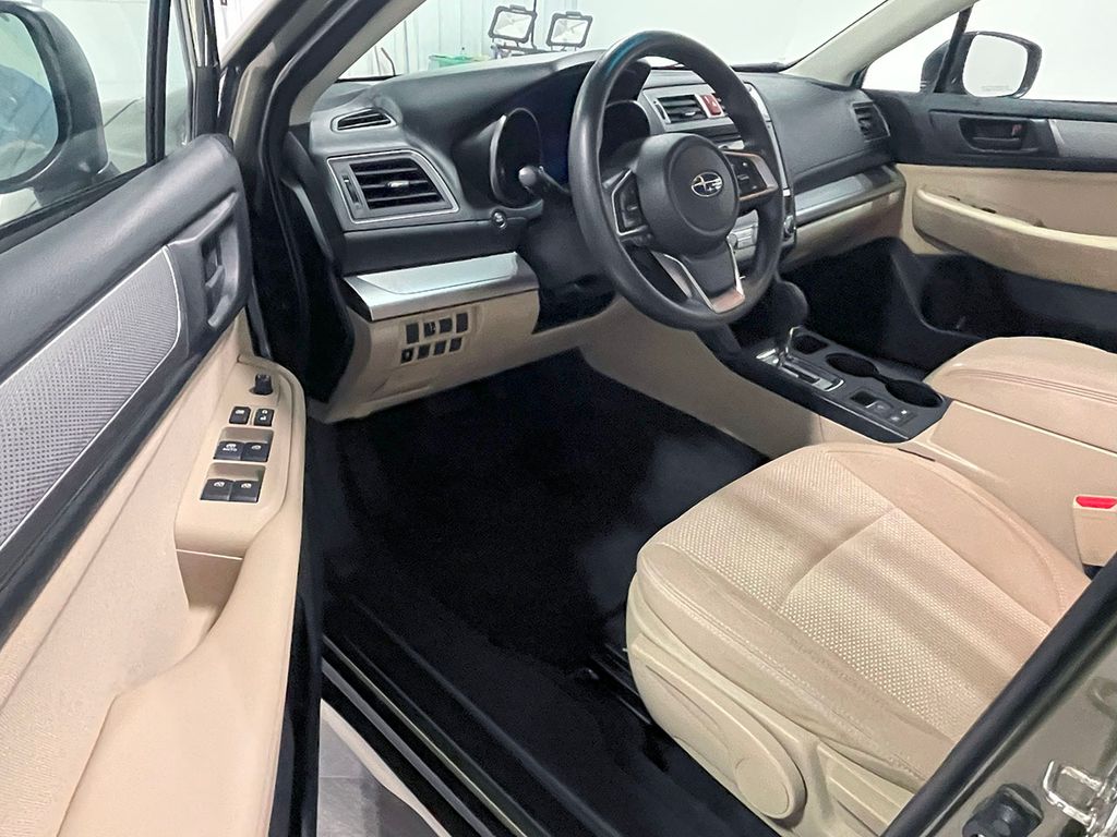 2019 Subaru Outback 2.5i photo 2