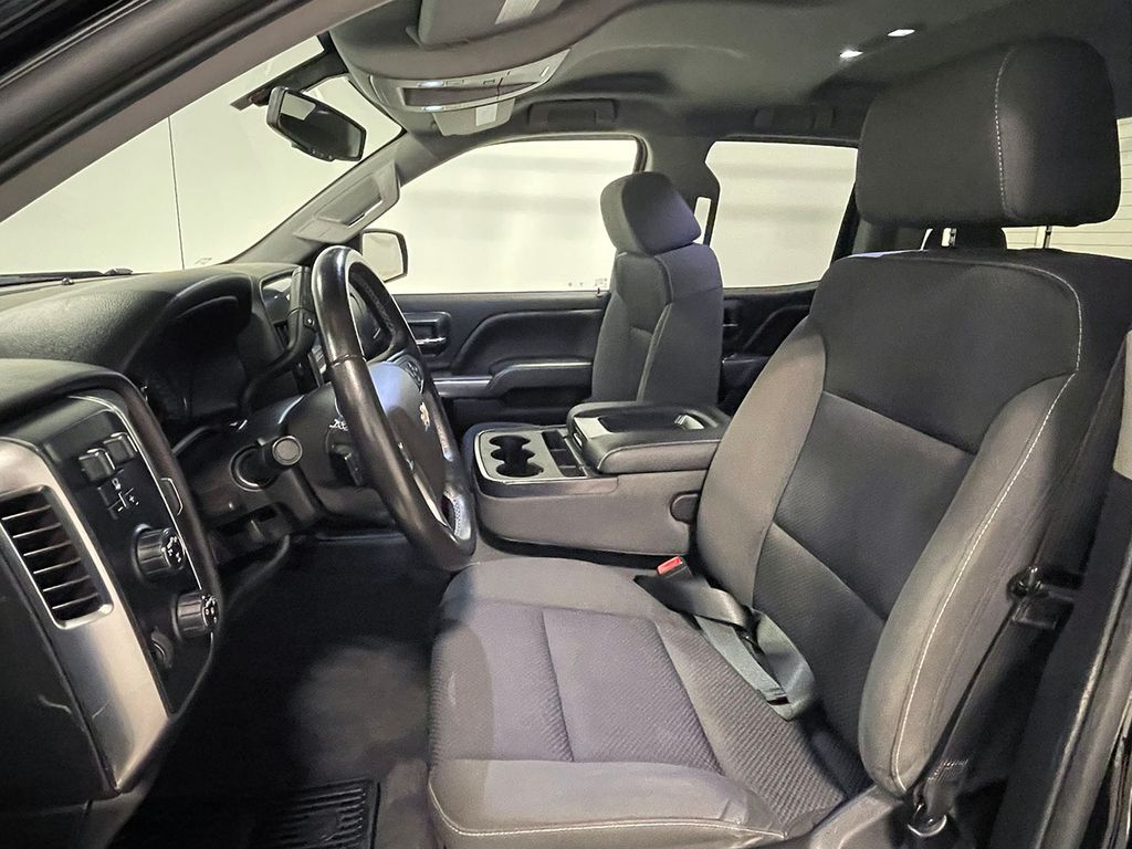 2019 Chevrolet Silverado 1500 LT photo 2