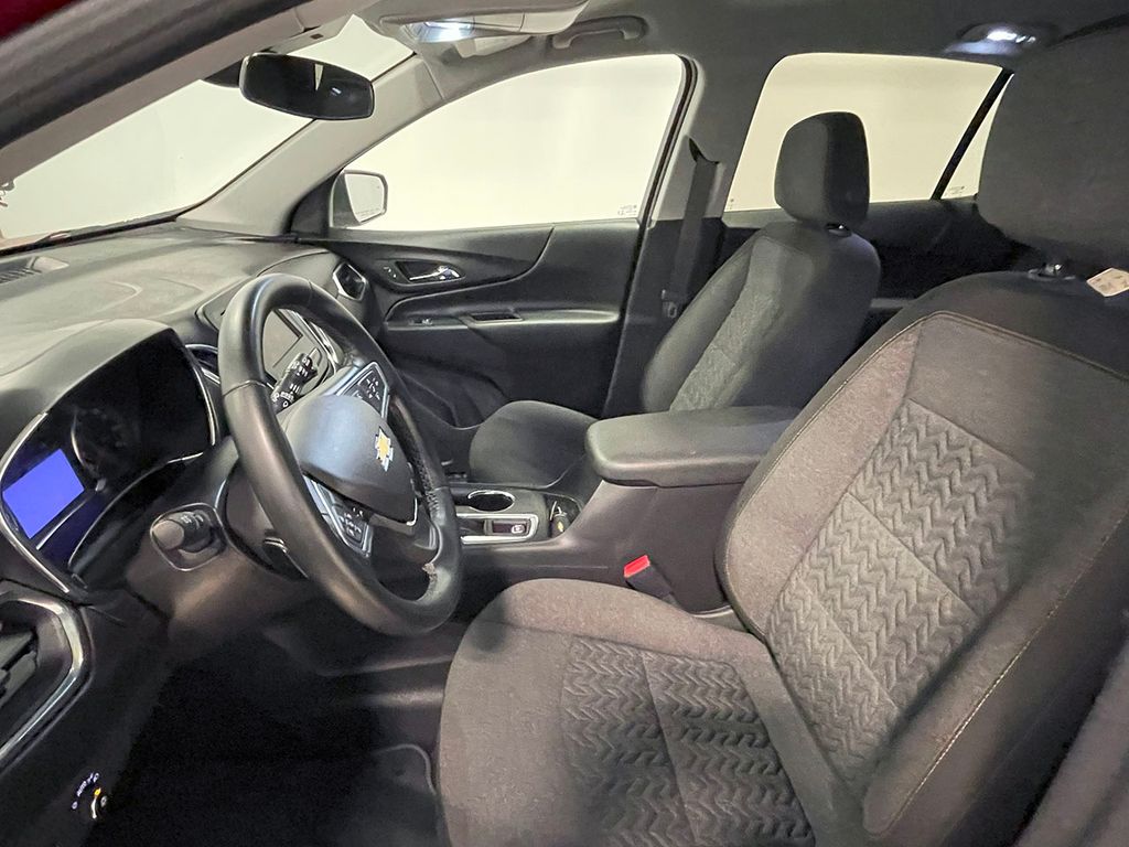 2023 Chevrolet Equinox LT photo 2