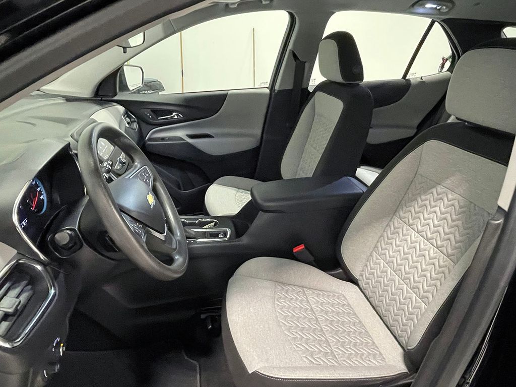 2023 Chevrolet Equinox LS photo 2