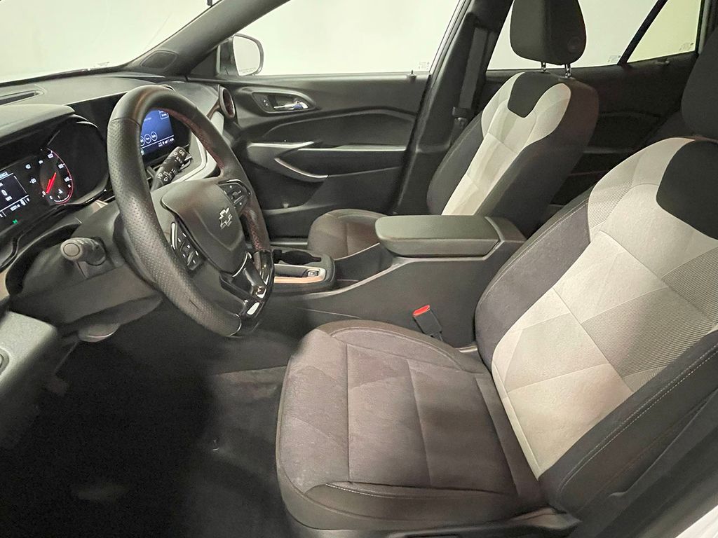 2024 Chevrolet Trax photo 2