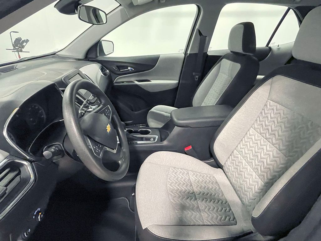 2023 Chevrolet Equinox LS photo 2