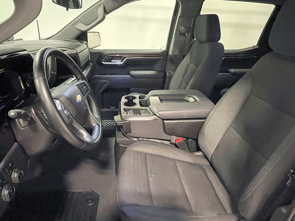 2023 Chevrolet Silverado 1500 LT photo 2