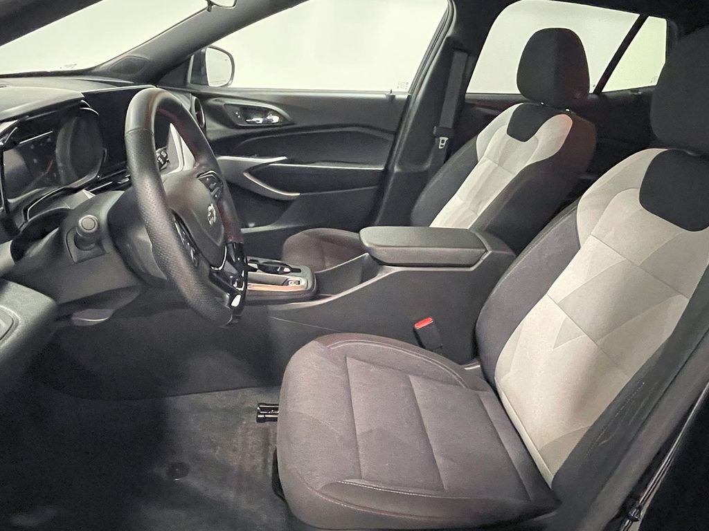 2024 Chevrolet Trax photo 2