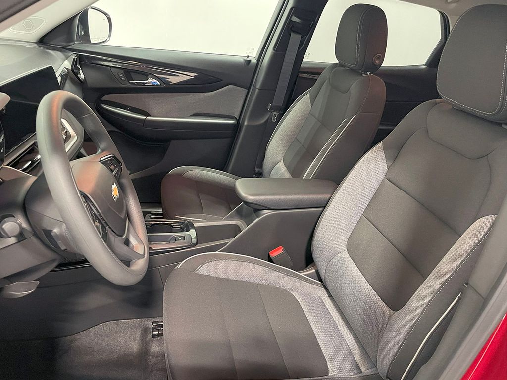 2025 Chevrolet Trailblazer LS photo 2