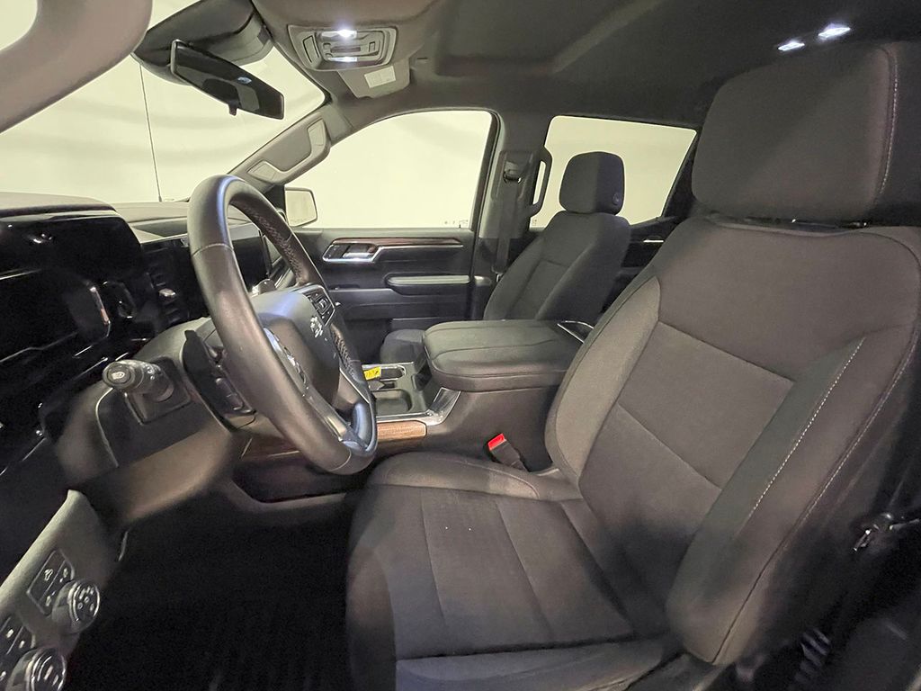 2023 Chevrolet Silverado 1500 RST photo 2