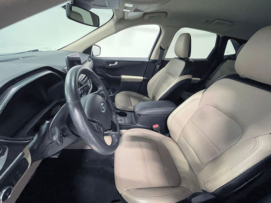 2020 Ford Escape Titanium Hybrid photo 2