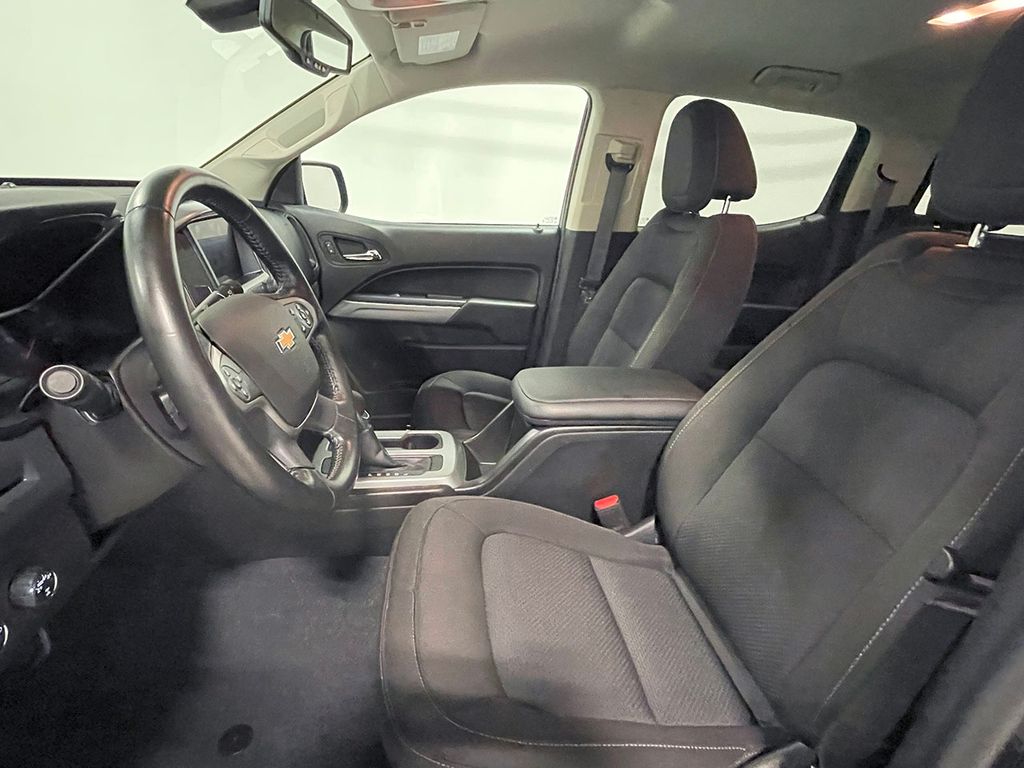 2022 Chevrolet Colorado LT photo 2