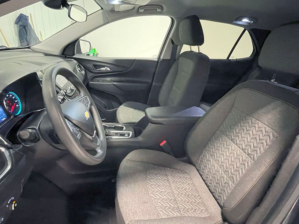 2023 Chevrolet Equinox LT photo 2