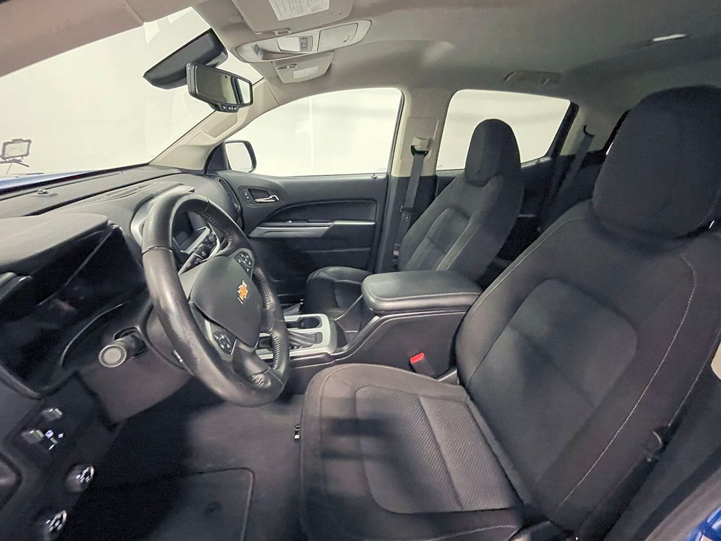 2022 Chevrolet Colorado LT photo 2